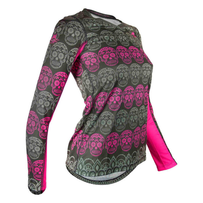 CALAVERITAS ROSAS_PLAYERA ML_MUJER_LATERAL_TRIFERRARI CALAVERITAS ROSAS_PLAYERA ML_MUJER_LATERAL_TRIFERRARI