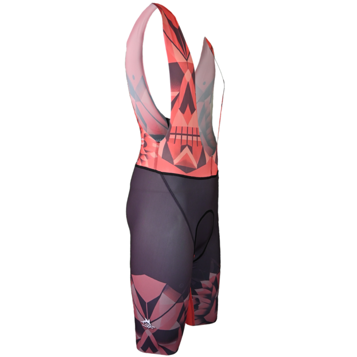 Lycra Ciclismo Día de muertos 2024 Vista lateral de la lycra de ciclismo con detalles inspirados en el Día de Muertos. Este modelo cuenta con tirantes cómodos y transpirables, que se ajustan perfectamente al cuerpo, asegurando estabilidad durante la rodada. Diseño cultural y funcionalidad se combinan en esta prenda, perfecta para ciclistas que valoran la comodidad y el estilo.