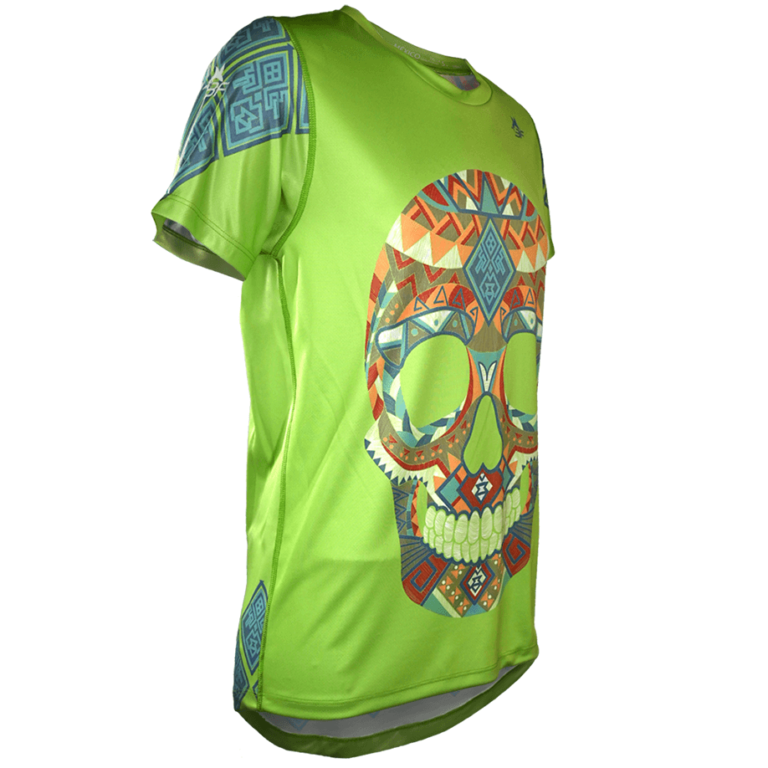 Playera calavera bordada verde – Diseño inspirado en la cosmovisión mesoamericana y el regreso a la unidad. Ropa deportiva con arte tradicional.
